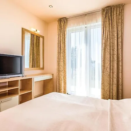 Awesome In With Outdoor Swimming Pool, Sauna And Swimming Pool Appartamento Novi Vinodolski